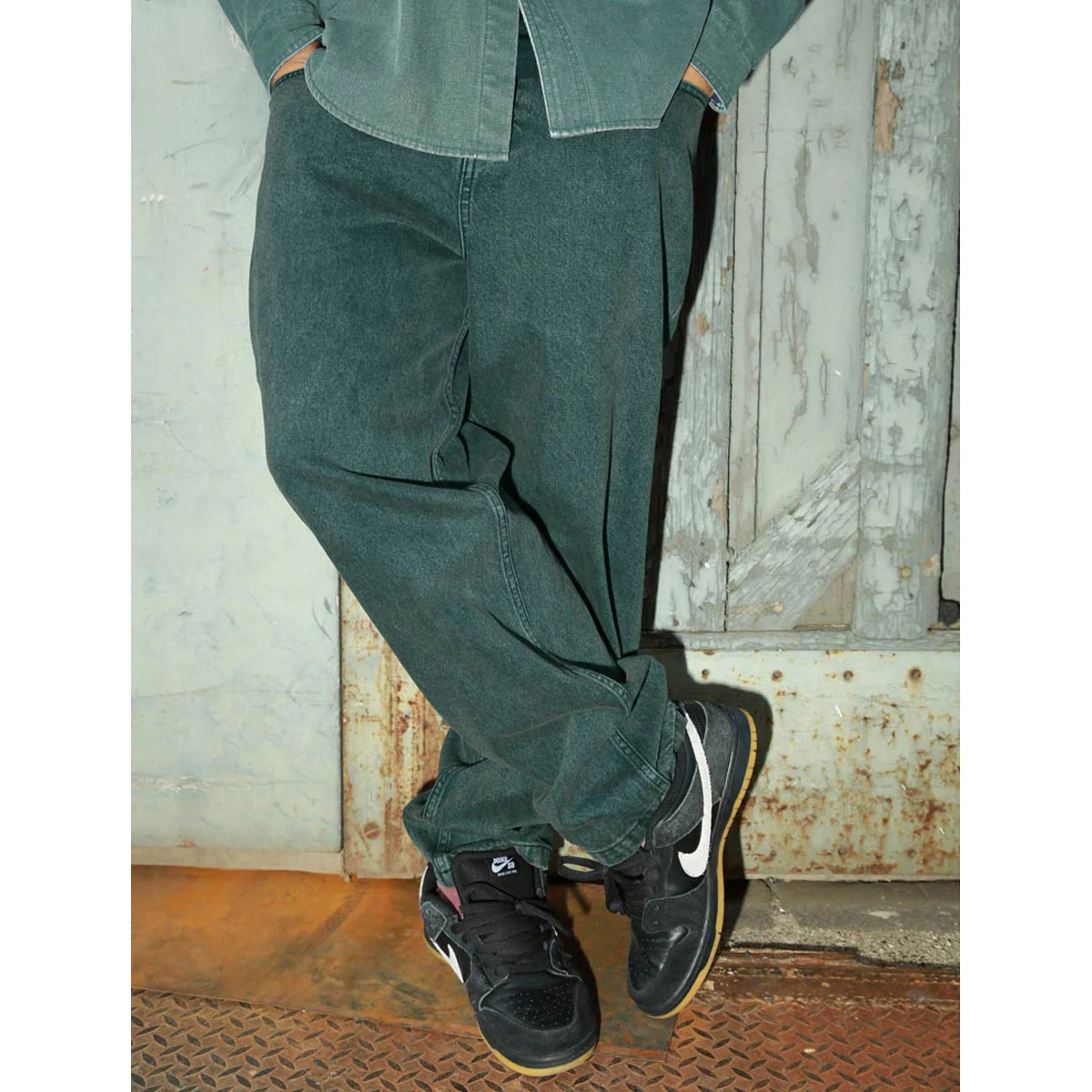 Theories Plaza Jeans - Washed Evergreen - Image 4